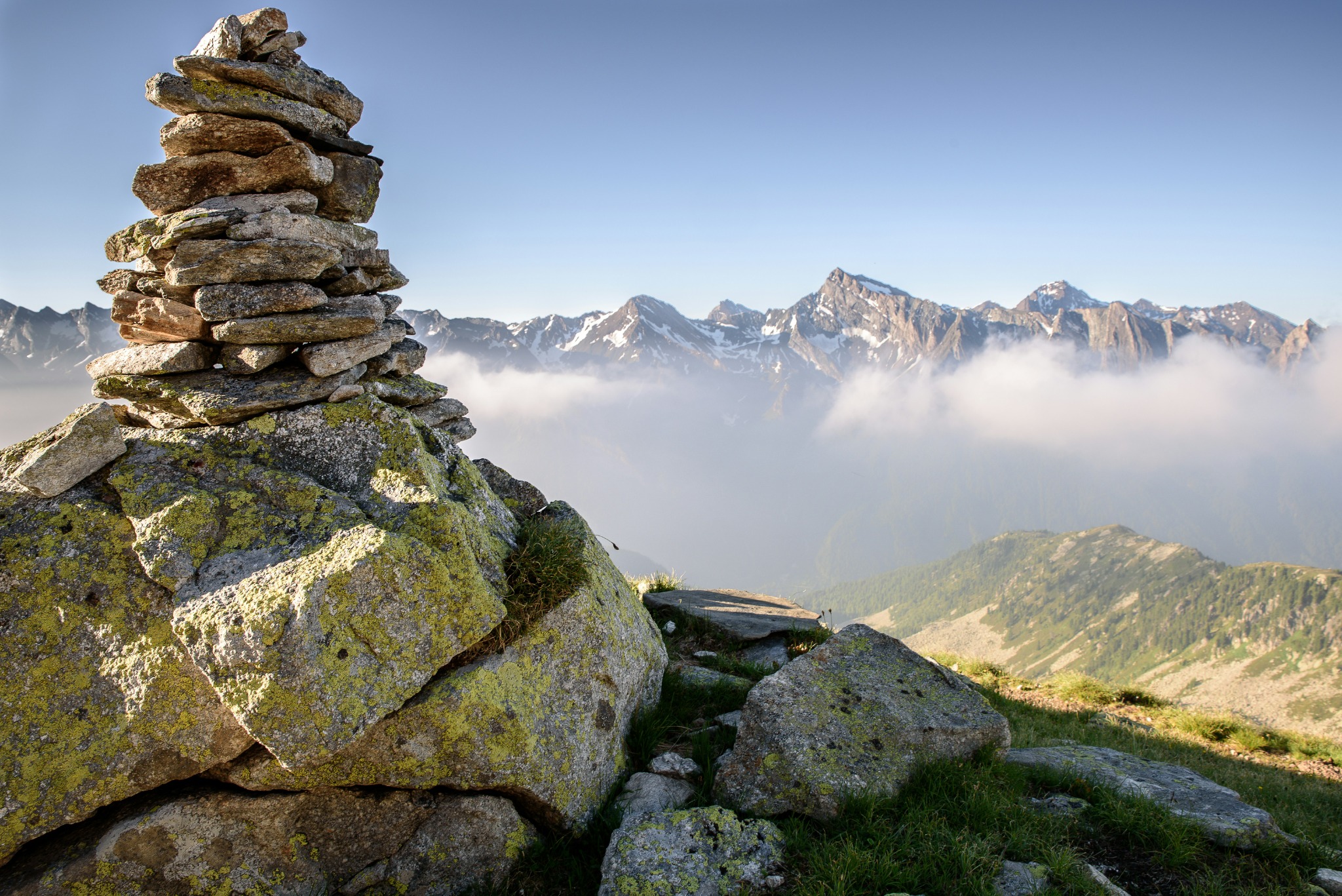 Steinmandl mit weitem Bergpanorama