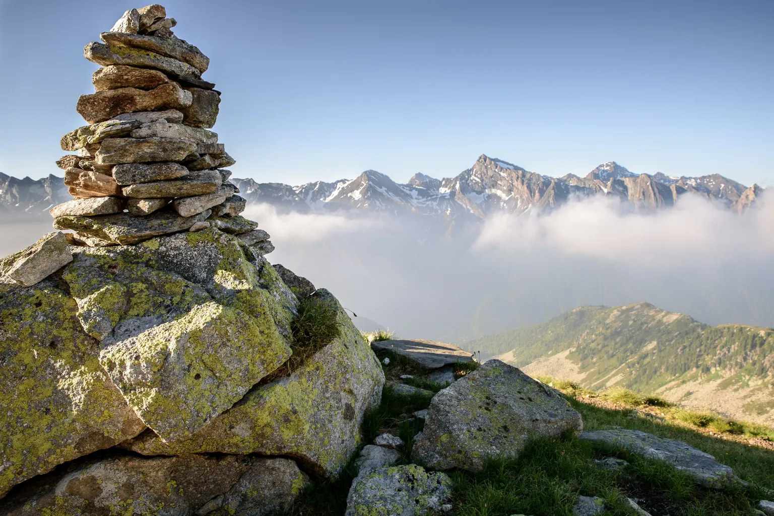 Steinmandl mit weitem Bergpanorama